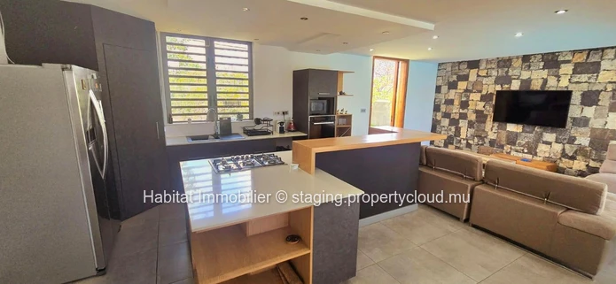 Découvrez cette charmante maison familiale meublée et équipée de 310 m² sur un terrain de 222 toises, idéalement situ...