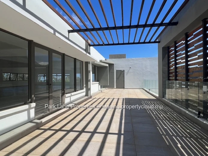 Prime 1800m2 commercial building in bagatelle: ground + first floor for rent