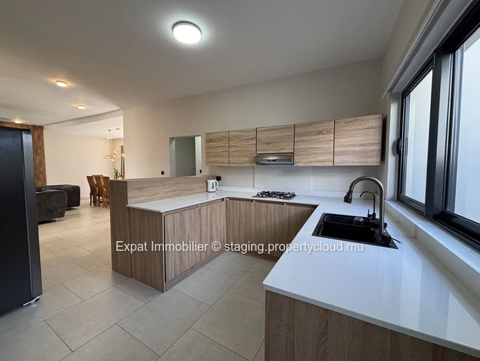 New villa with swimming pool and enclosed garage – Pereybère 