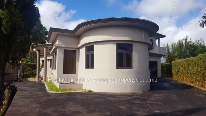 A VENDRE - Maison meublée et équipée de 371 m2 à Curepipe.