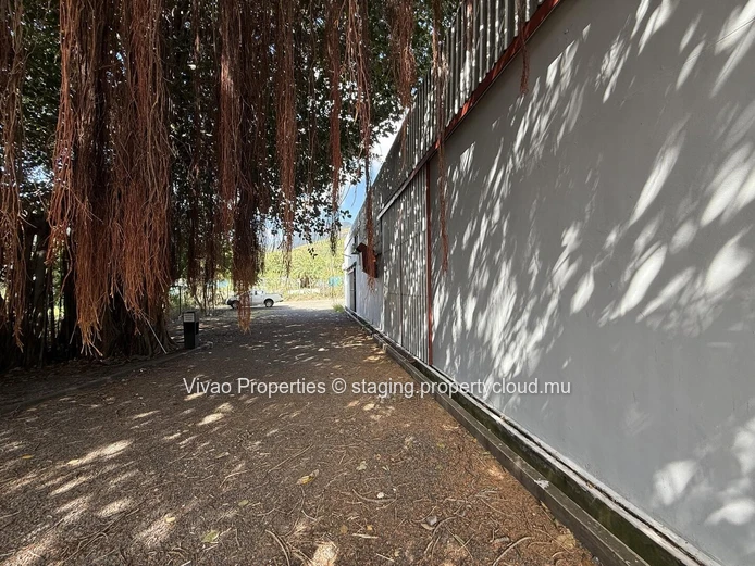 Industrial warehouse for sale in Pailles, area of 1580m² on a plot of 2533m² with the option of additional developmen...