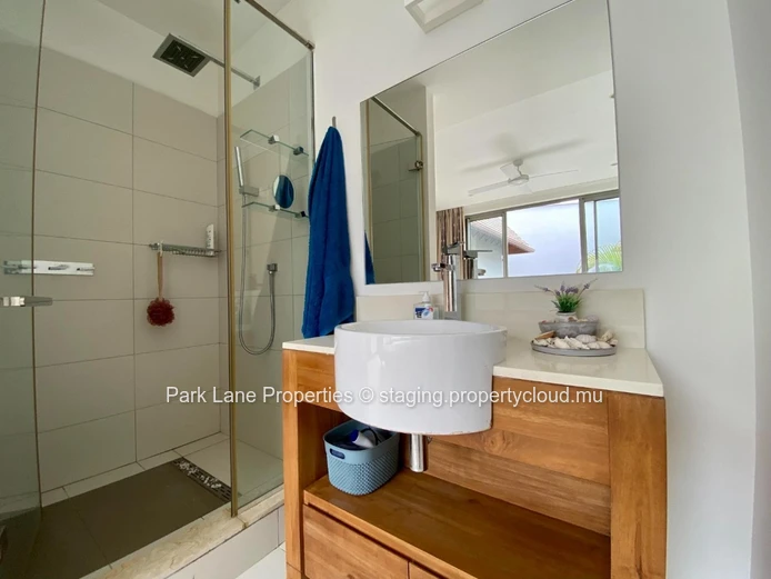 Spacious 5 bedroom villa with stunning views on the marina!!!
