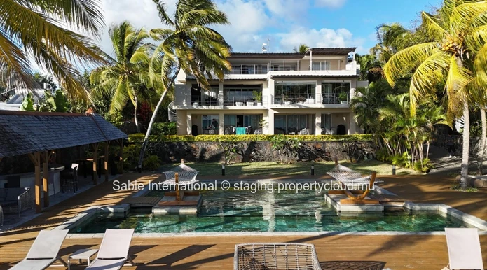 Appartement en bord de mer avec une vue imprenable sur la mer - 3 chambres, piscine commune, entièrement meublé.