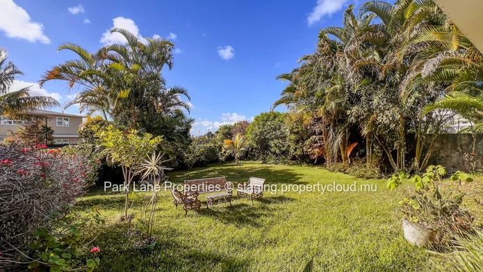 Maison familiale avec jardin arboré à Floréal – Cadre paisible, sécurité renforcée et vue montagne