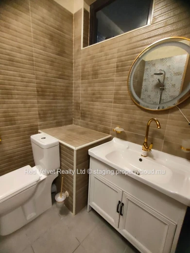 Elegant 4-Bedroom House for Rent in Ébène 