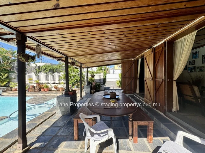 Charming family home with private bar and pool