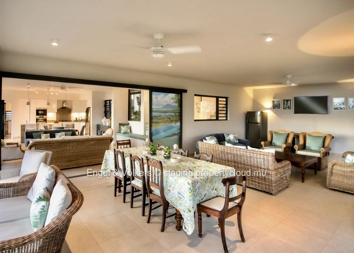 Luxurious Villa with Breathtaking Panoramic Sea Views