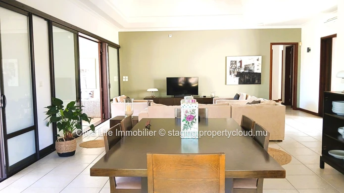 For Sale: Luxurious 4-Bedroom Villa in Tamarin