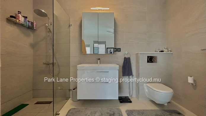 Modern 3-Bed Apartment with Rooftop Terrace and Stunning Sea Views 