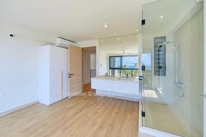 Luxurious G+2 Apartment with Stunning Sea Views and Communal Pool in Pointe aux Canonniers - €1.5M