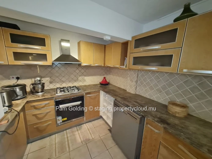 Bright 4-Bedroom Family Home with Garden & Pool