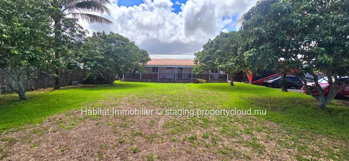 Furnished industrial building of 764 m2 on a plot of 1,037 toises located in Bambous