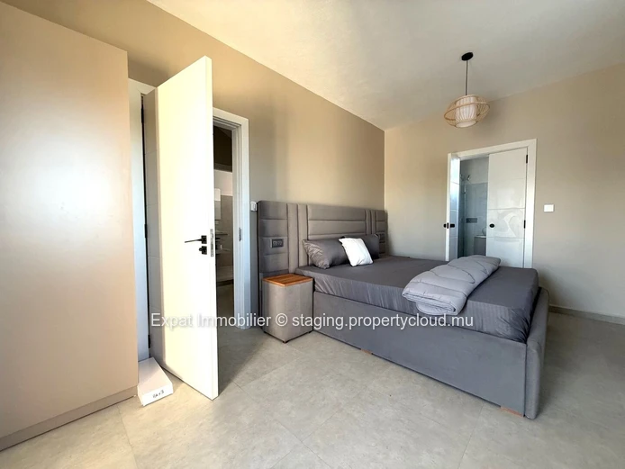 New contemporary villa with terrace, pool, and garden – Close to the beach