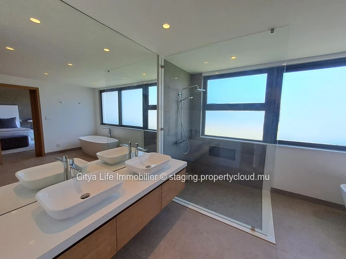 Villa IRS à vendre à Beau Champ, 492m² habitables sur 2.252m² de terrain, 4 chambres, piscine privée, proche des comm...