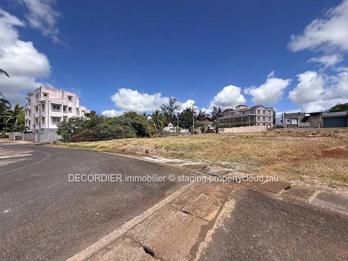 À vendre – Terrain résidentiel et commercial à Pointe aux Piments.