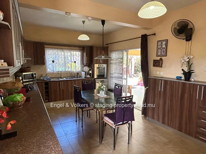 Charming and Spacious 5-Bedroom House for Rent – Large Plot, Private Pool & Peaceful Setting