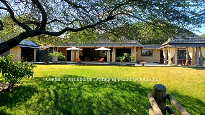 Invest in a modern single-storey villa with swimming pool and stunning mountain view