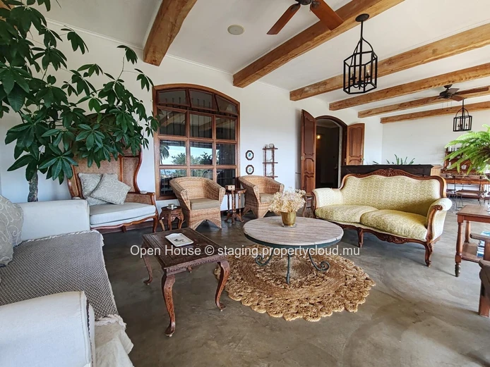 VILLA MAURICIEN à vendre à Tamarin, Rivière Noire. 390m², 4 chambres, piscine privée, cuisine équipée, jardin.