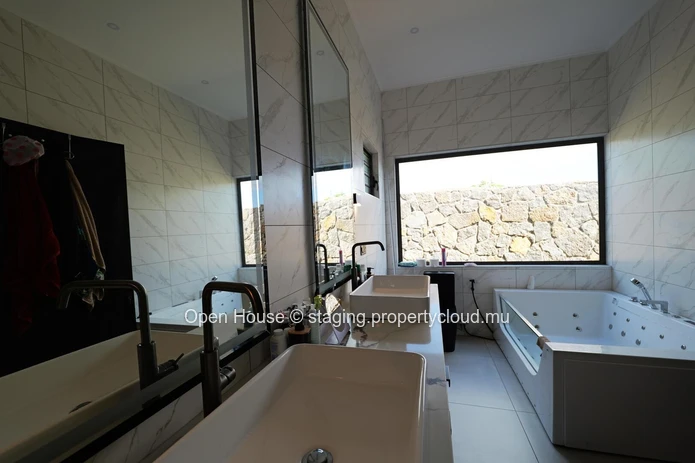 Villa PDS à vendre à Grand Baie, 492m² habitables, terrain 851m², 4 chambres, piscine privée, caractéristiques extéri...