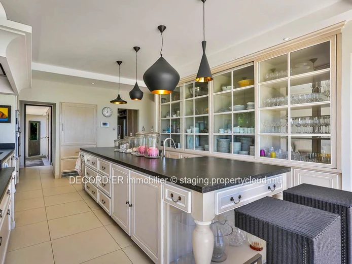 Contemporary single-storey villa accessible to foreigners