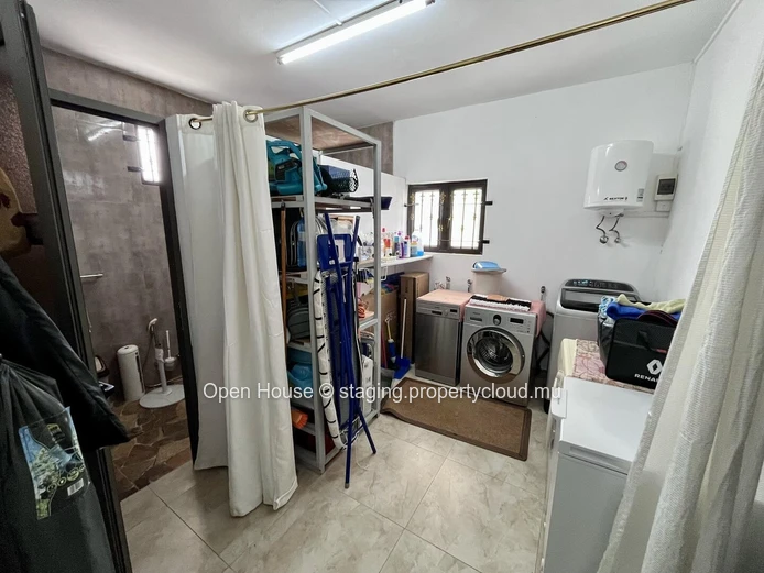 MAURITIAN VILLA in Grand Baie, 300m² living space, 353m² land, 3 bedrooms, office, garden, parking, close to schools,...