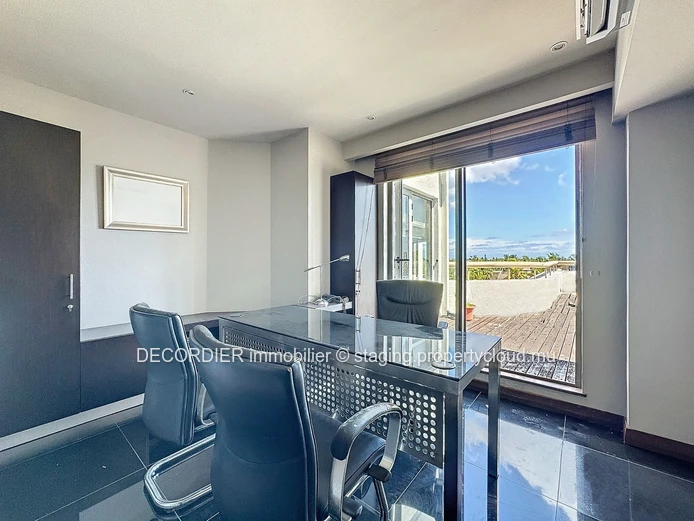 Office for sale in the heart of Grand Bay