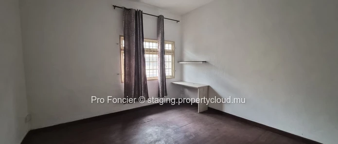 Commercial space for rent in Curepipe – with apartments on a busy main road