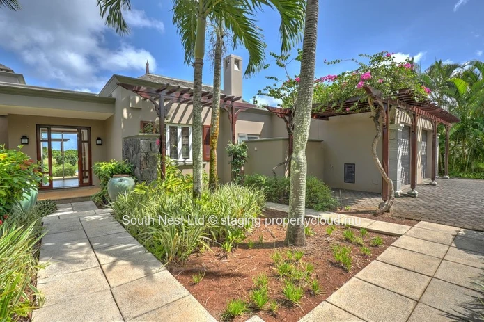 Exceptional Villa with sea view and beach access 