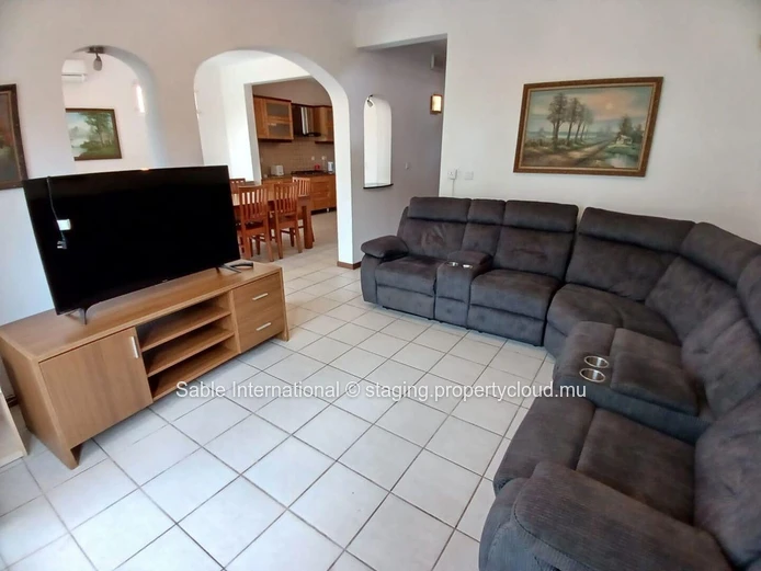 Villa for Rent in Péreybère with Communal Pool, Garden, and Modern Amenities - Ideal for Families
