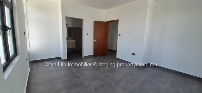 Maison à vendre à Grand Gaube, 250m², terrain de 520m², 4 chambres, piscine privée. Prix : Rs.