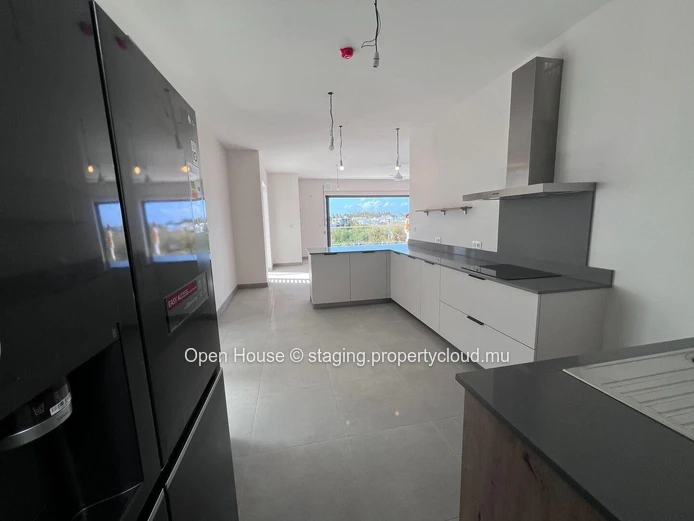 Luxurious penthouse with 3 bedrooms including a master suite, 2 bathrooms, and a swimming pool, located just 300 mete... (Sole Mandate)