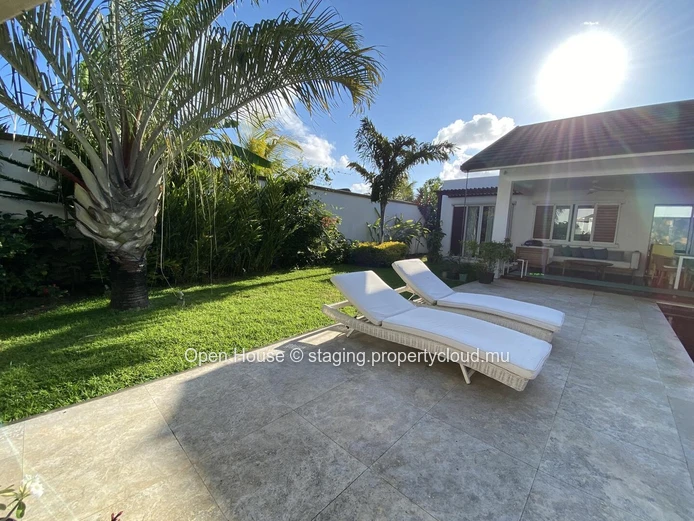 For sale - Grand Baie - beautiful 2-bedroom villa + office located in the heart of a sought-after and secure residenc...