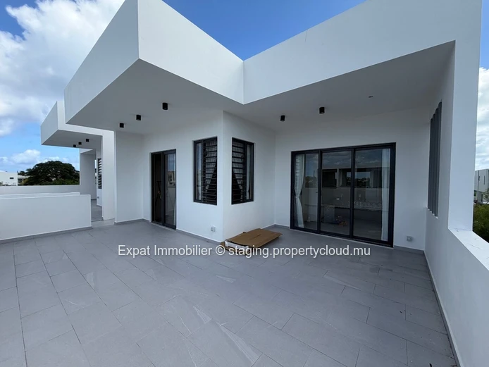 New contemporary villa with terrace, pool, and garden – Close to the beach