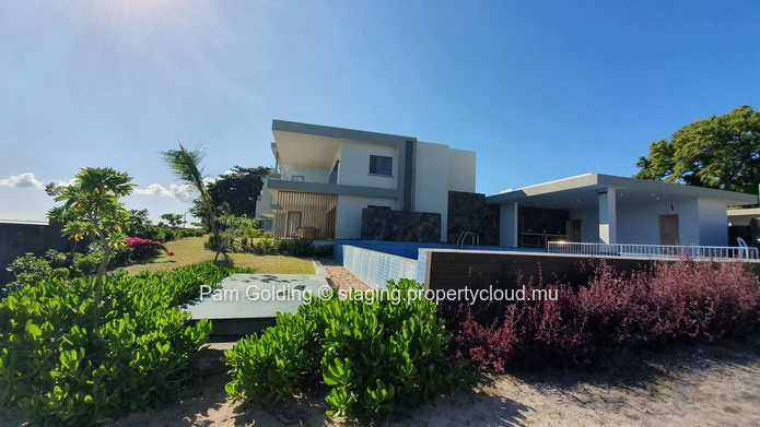 Superbe 3 chambres à coucher en bord de mer à vendre.