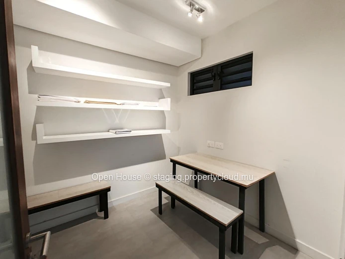 Townhouse/Duplex à vendre à Tamarin, Rivière Noire. Surface habitable de 230m², 3 chambres, bureau, piscine commune. ...