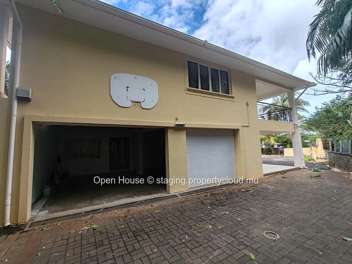 VILLA MAURICIEN à vendre à Tamarin, Rivière Noire. Surface habitable 600m², terrain 1,477m², 5 chambres, bureau, pisc...