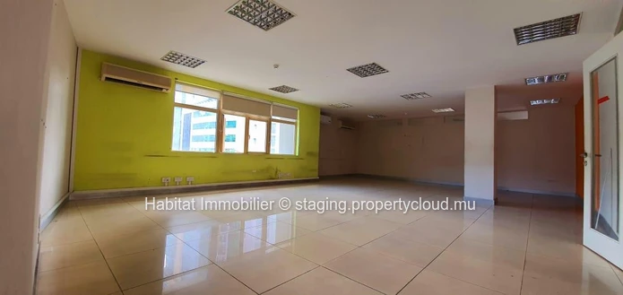 A LOUER - Bureau climatisé non meublé de 278 m2 au 6ème étage (avec 2 ascenseurs) idéalement situé au cœur de Port Louis