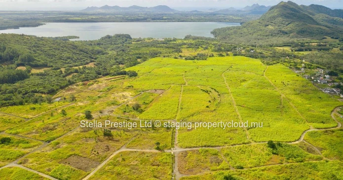 Terrain Agricole à vendre à Midlands, Curepipe. 2,533m², vue montagne, constructible, Rs. Commerces et autoroute à pr...