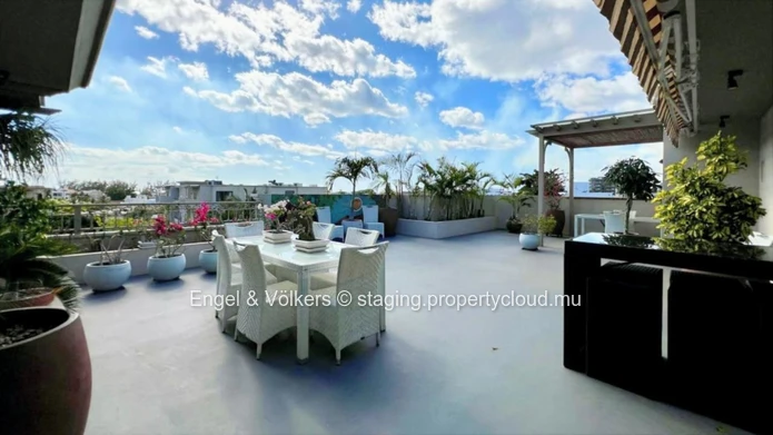 Sophisticated 232 m² Penthouse with Roche Bobois Furnishings for sale
