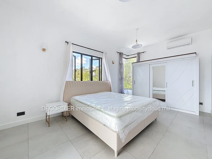 Stunning new house with swimming pool and garden