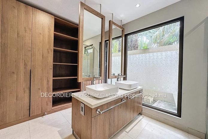 Villa contemporaine située dans une résidence sécurisée