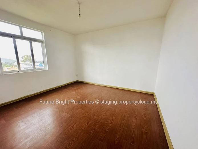 À vendre : Maison de 3 étages avec 6 chambres, idéale pour un investissement.