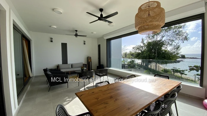 3 bedroom beachfront apartment in Pereybere