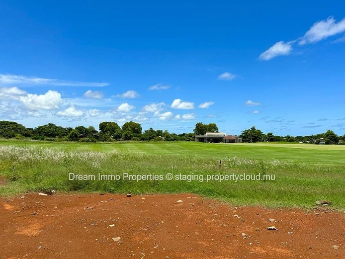 Beau Terrain Residentiel Proche Du Golf & A 2 Pas De La Mer – Ile Maurice