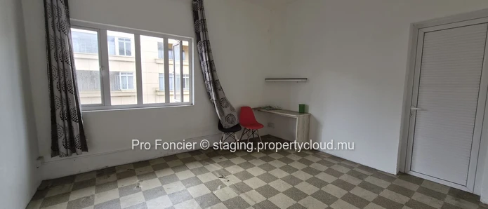 Commercial space for rent in Curepipe – with apartments on a busy main road
