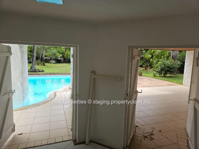 Villa for Sale in Pereybere – Spacious Home with Pool and Garden