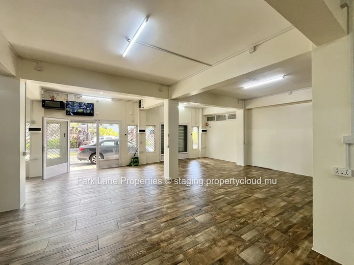 Modern 128 m² Office  in Floréal – Includes 6 private parking spaces