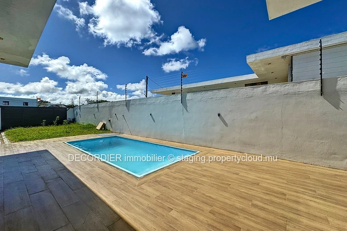 Maison neuve de plain-pied avec piscine et jardin