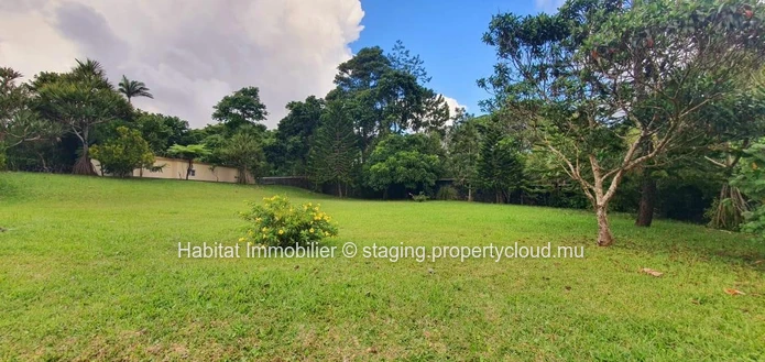 FOR SALE - Big unfurnished house of 1,100 m2 on a land of 1 acre 01 on 3 levels located in a highly residential area ...