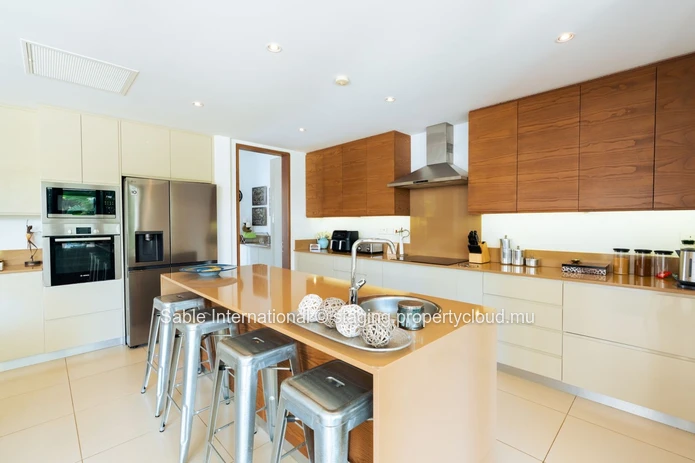 Villa PDS à vendre à Péreybère, 416m², 3 chambres, piscine privée, Vue mer, Proche Golf, Meublé.